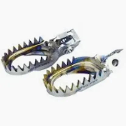 Afbeeldingen van KTM-HSQ 23- GASGAS 24- TITANIUM FOOTPEGS ANTI MUD