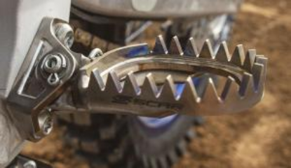 Afbeeldingen van Scar Titanium Voetensteunbracket Yamaha YZ125 1999-2026 YZ250 1999-2001, 2022-2026 Fantic XX125 XX250 2023-2024
